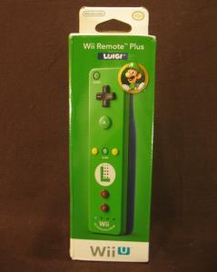 Wii Remote Plus Luigi (01)